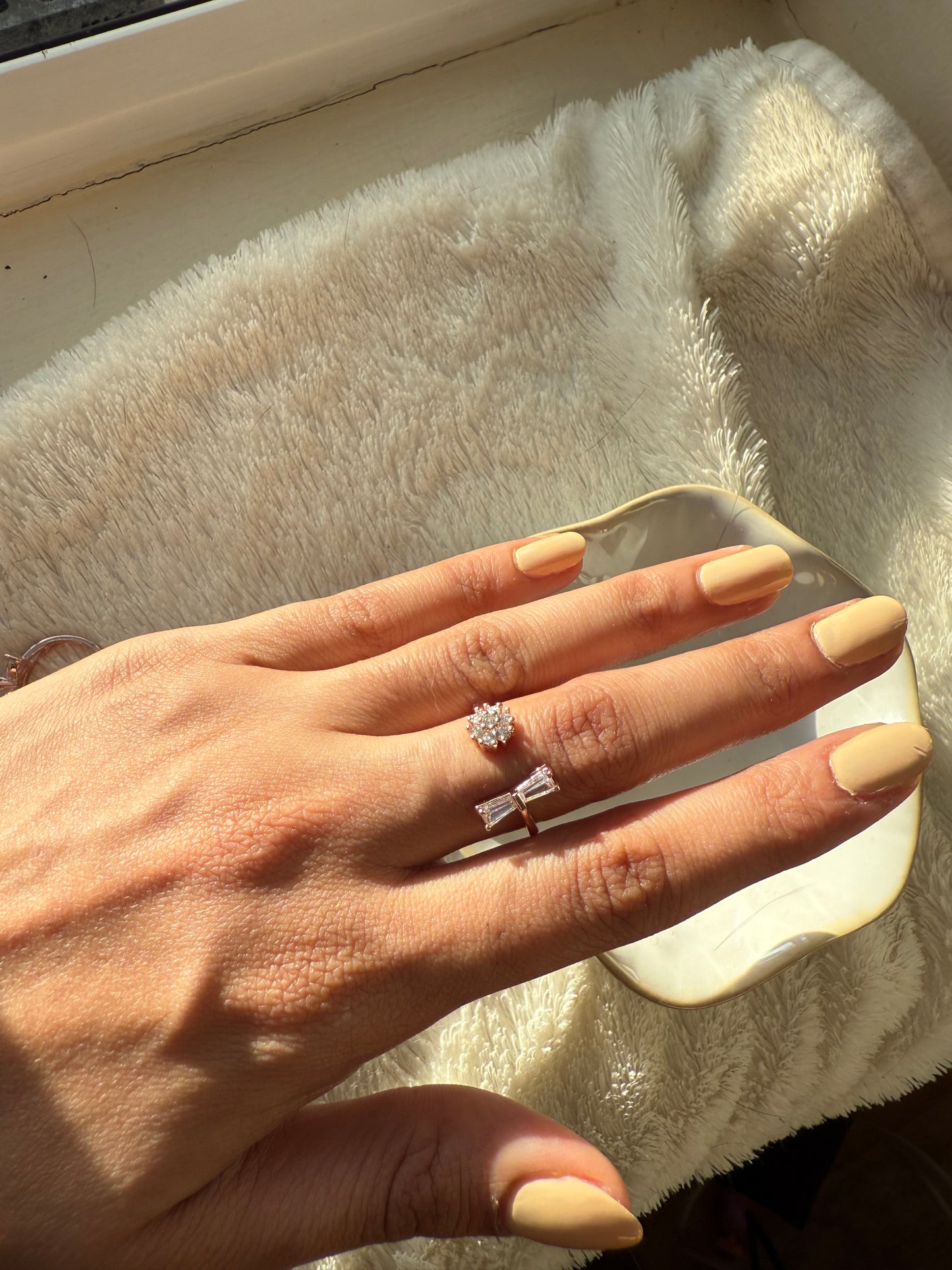 Adjustable bow in flower Ring